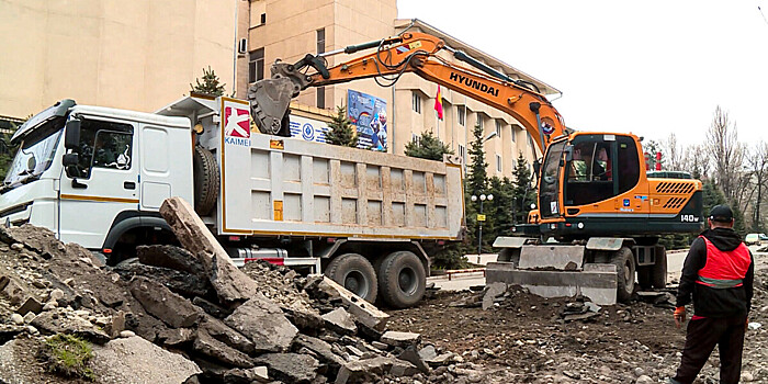 В Бишкеке основательно взялись за ремонт дорог и тротуаров