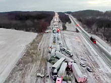 Непогода превратила трассу в Миссури в площадку для керлинга