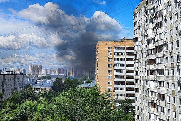 На севере Москвы из-за крупного пожара поднялся в воздух черный столб дыма