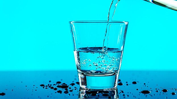 Медики рассказали о пользе минеральной воды для кожи и сердца