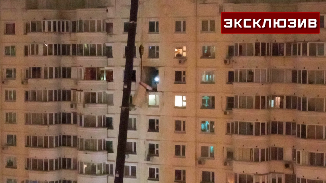 В Москве спасатели сняли кусок плиты с пострадавшего от взрыва дома