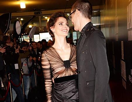 Счастливые и влюбленные: Боярская в стеганом нюдовом пуховике-одеяле предстала в объятиях Матвеева