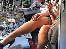 Стюардесса в чулках сфотографировалась в кабине пилота и взволновала поклонников