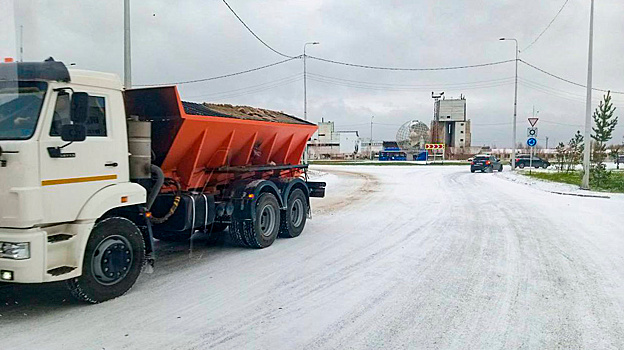 В Надыме усиливают снегоуборочные работы на дорогах из-за гололеда