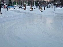 В Кочуровском парке восстановили покрытие катка