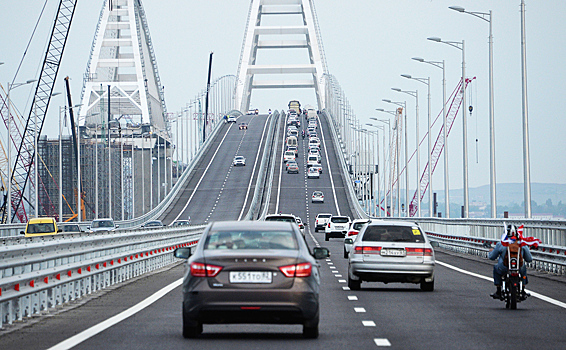 Крымский мост: 200 тысяч авто и первое ДТП
