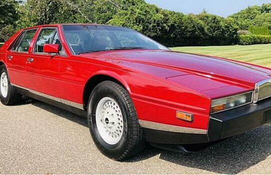 В Сети продаётся уникальный клинообразный автомобиль Aston Martin Lagonda