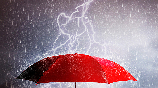Почему в грозу опасно ходить под зонтом: эксперт объясняет физику молний