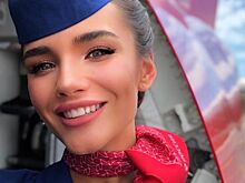 Стюардесса уволилась из авиакомпании, отказавшись менять прическу