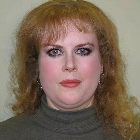 А что если бы Николь Кидман обзавелась вторым подбородком и яркой помадой.