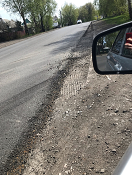 Яма на въезде во двор возмутила жителей кузбасского города