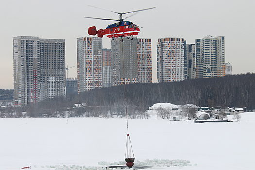 Пилоты авиацентра и спасатели провели совместную тренировку по тушению пожаров зимой