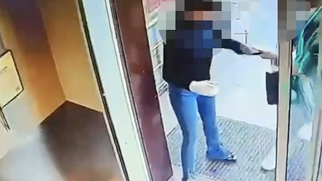 Россиянка украла товар в магазине и избила гипсом заметившего это директора. Чем всё закончилось