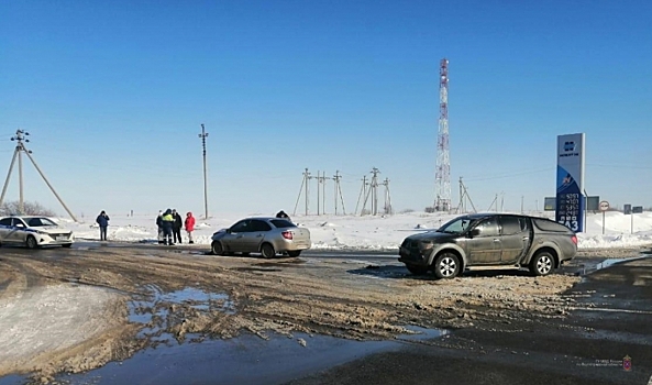 В двойном ДТП в Волгоградской области пострадал водитель легковушки