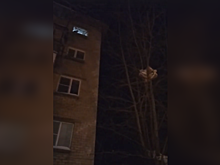 Челябинец выбросил вещи матери и стул из окна