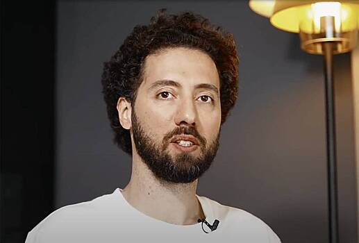 Уехавший из России комик попал в шоу «Вечерний Ургант» с помощью шутки про баню