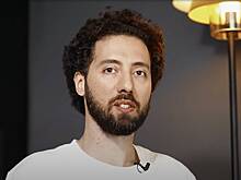 Уехавший из России комик попал в шоу «Вечерний Ургант» с помощью шутки про баню