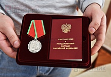 В Курской области участника СВО наградили медалью Суворова