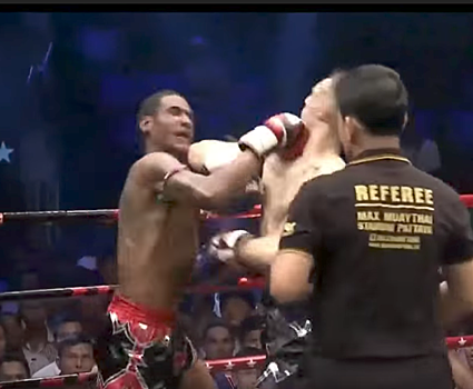 Бойцы одновременно отправили друг друга в нокдаун на турнире по тайскому боксу