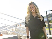 Самая сексуальная автогонщица в мире выложила фото в обтягивающем платье