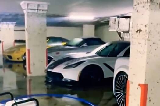 Затопленные в Дубае суперкары попали на видео
