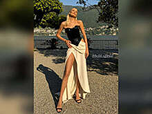 Модель Елена Перминова выложила фото в латексном корсете и юбке с разрезом