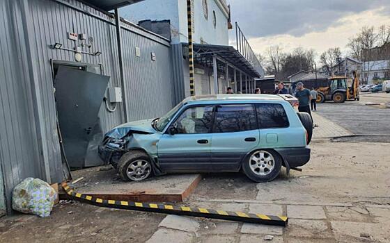 Рязанец на Toyota влетел в цокольный этаж жилого дома