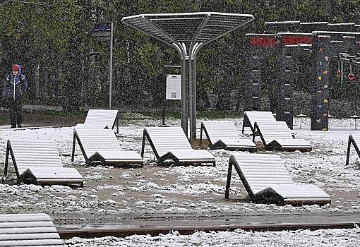 В российском городе открыли пляжный сезон под снегом и удивили горожан