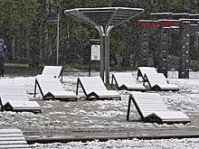 В российском городе открыли пляжный сезон под снегом и удивили горожан