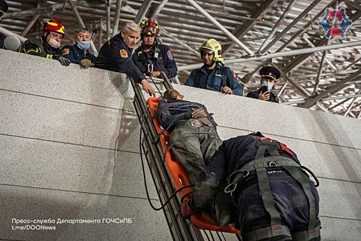 В аэропорту Внуково сняли забравшегося на 30-метровый козырек мужчину