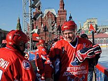 Губернатор Ярославской области Дмитрий Миронов и ветераны «Локомотива» провели матч на Красной площади в Москве