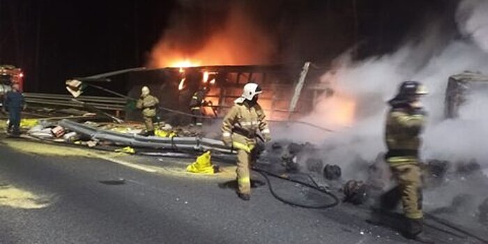 Грузовик сгорел на трассе М11 в результате ДТП