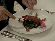 Комик заставил ресторанного критика отведать человечины и мяса из презерватива