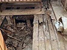          Власти Котельнича отказываются ремонтировать прогнивший пол в муниципальной квартире       