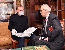 Ветерана войны, героя-ликвидатора из Лианозова поздравил с 90-летием префект