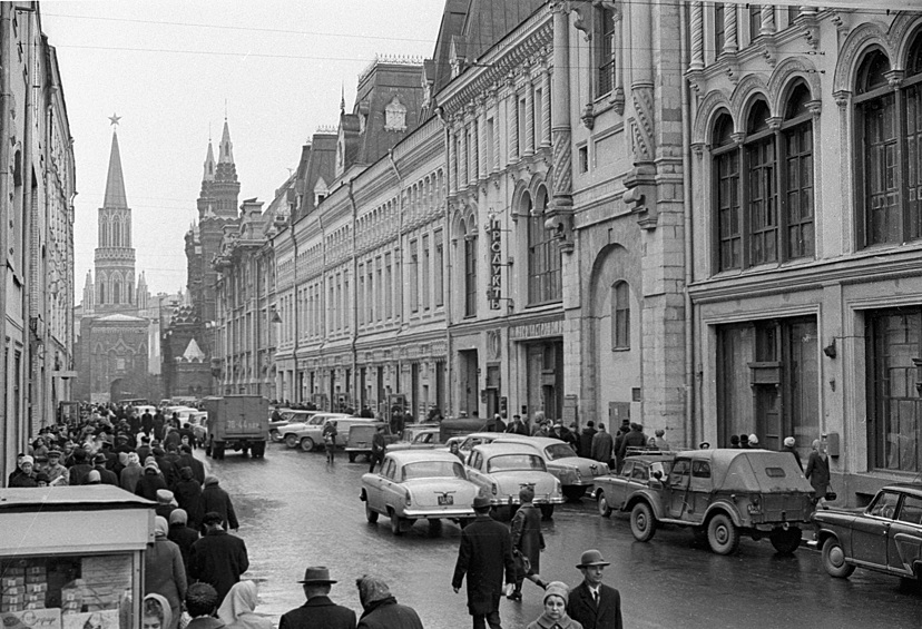  Никольская — одна из старейших улиц Москвы, соединяющая Красную и Лубянскую площади. Некогда здесь проходили демонстрации, ездила бронетехника, велась уличная торговля, гуляли завсегдатаи ночных клубов. На фото: Никольская улица, 1968 год