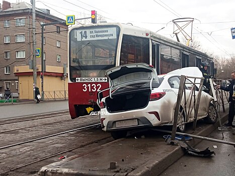 Иномарка врезалась в трамвай на остановке в Новосибирске