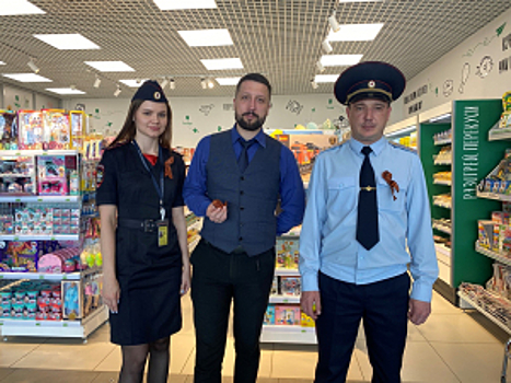 Георгиевскую ленточку дарили в аэропорту Хабаровска транспортные полицейские