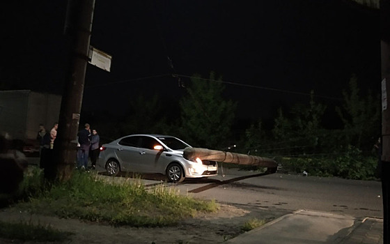 В Рязани легковушка «влетела» в опору ЛЭП