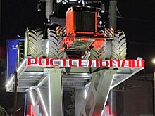 В Ростове на постамент возведен трактор «Ростсельмаш 2400»