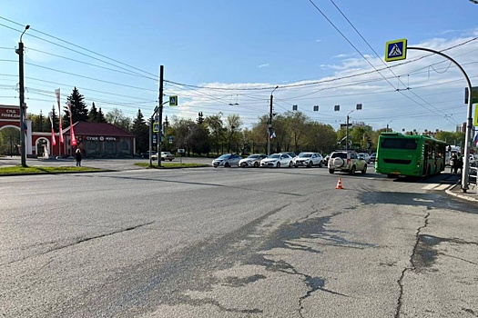 В Челябинске пассажирский автобус сбил двух женщин