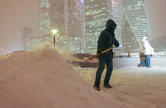 «Из подъезда попадаешь в сугроб»: в Москве за сутки выпала четверть от месячной нормы снега