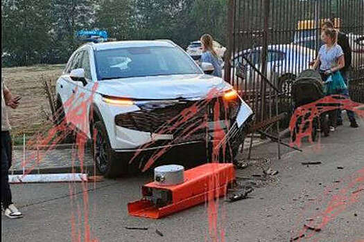 На видео попало, как в Краснодаре ребенок за рулем почти врезался в мать с коляской