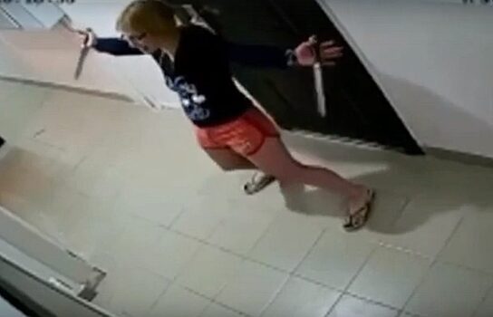 В Пыть-Яхе девушка с двумя ножами накинулась на полицейских