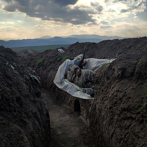 3-е место в категории «Проблемы современности». Солдат отдыхает в окопе в северо-восточной части Сюника, Неркин-Хндзореск, Армения.