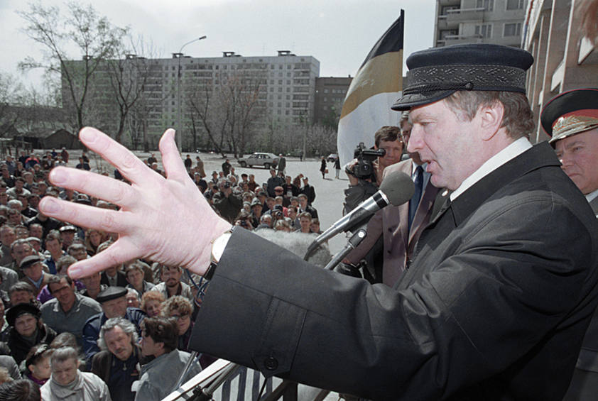 Лидер Либерально-демократической партии России Владимир Вольфович Жириновский во время выступления на традиционной встрече ЛДПР с избирателями в Сокольниках, 1994 год