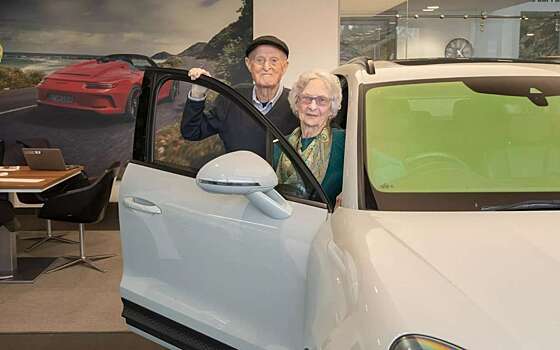 Супруги Эванс купили первый Porsche в честь 70-летия совместной жизни