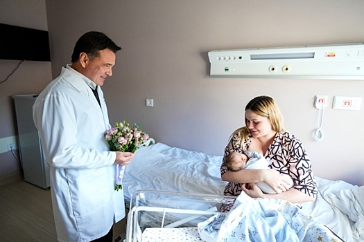 Губернатор Подмосковья посетил открывшийся после капремонта роддом в Химках