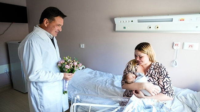 Губернатор Подмосковья посетил открывшийся после капремонта роддом в Химках