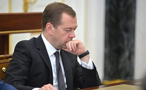 Медведеву рассказали, кто довел людей до бедности